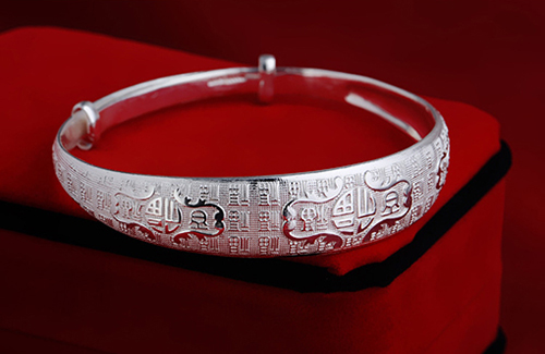 戴银手镯的好处