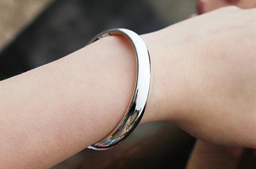 戴银手镯的好处