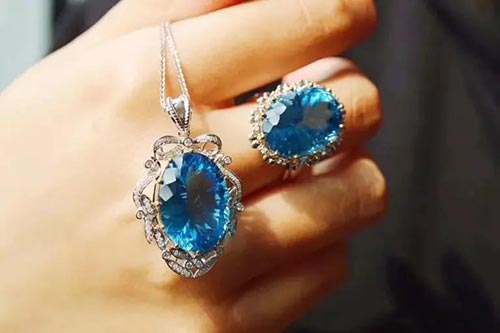 蓝色托帕石的寓意